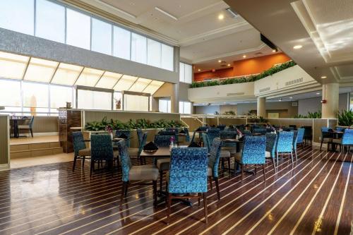 餐廳, 墨爾本海灘海濱希爾頓逸林套房酒店 (Doubletree Suites By Hilton Melbourne Beach Oceanfront) in 茵堞蘭堤 (FL)