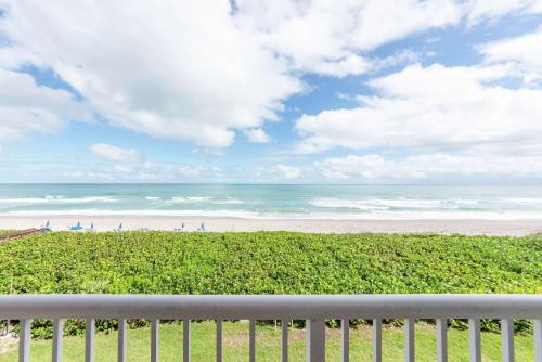 DoubleTree Suites by Hilton Melbourne Beach Oceanfront in Melbourne, USA