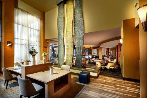 Embassy Suites by Hilton Phoenix Scottsdale photo 4