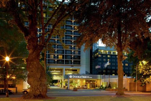 DoubleTree by Hilton Portland - image 7