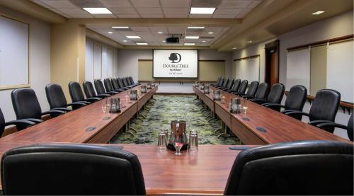 DoubleTree by Hilton Portland - image 6