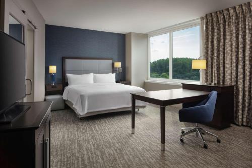 Hampton Inn & Suites Teaneck/Glenpointe - image 10