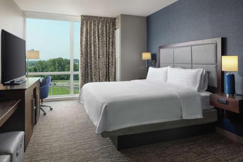 Hampton Inn & Suites Teaneck/Glenpointe - image 7