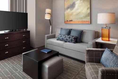 2 queen beds, 1 sofa bed