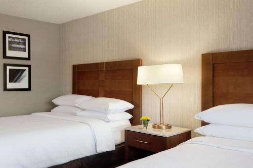 2 queen beds, 1 sofa bed