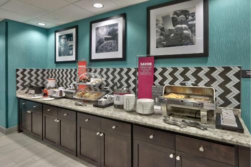 Hampton Inn & Suites Albuquerque Airport - image 11