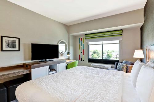 1 king bed, 1 sofa bed