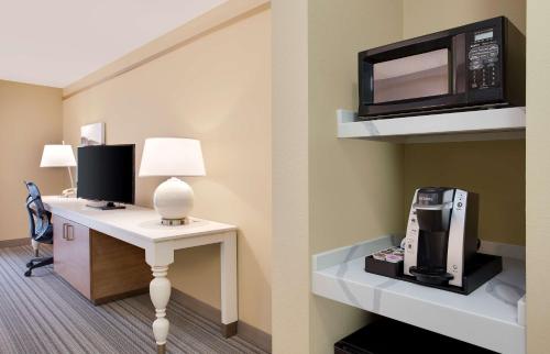 Hilton Garden Inn Saratoga Springs - image 8