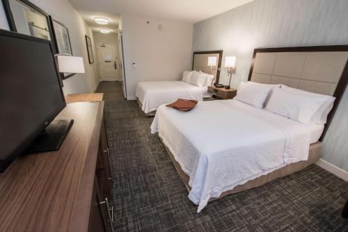 2 queen beds