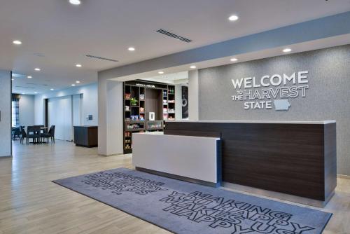 大堂, Hampton Inn by Hilton Cedar Falls Downtown in 錫達福爾斯