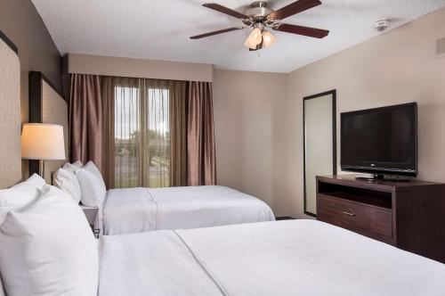 Double Room with Two Double Beds with Bath Tub - Hearing Accessible/Non-Smoking room in Homewood Suites By Hilton Austin-South/Airport