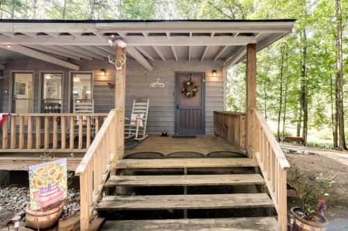Secluded Hamilton Cabin Retreat w/ Private Lake! in Hamilton (GA)