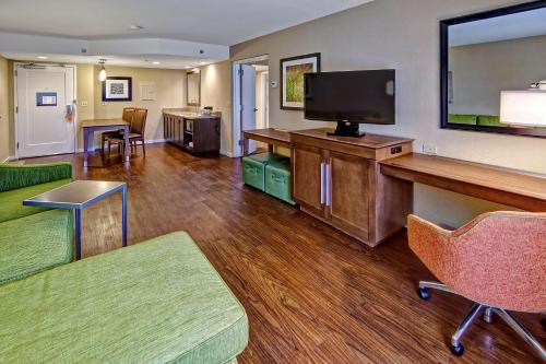 Hampton Inn and Suites Asheville Airport