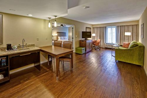 Hampton Inn By Hilton And Suites Asheville Airport