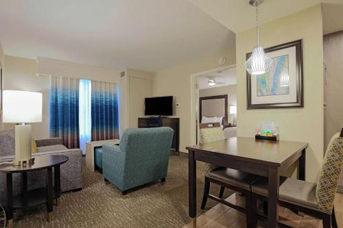 2 queen beds, 1 sofa bed