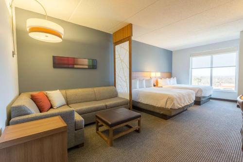 2 queen beds, 1 sofa bed