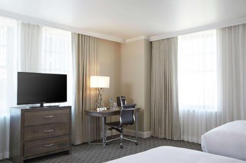 Redmont Hotel Birmingham - Curio Collection by Hilton