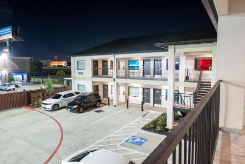 Express Inn & Suites - image 13