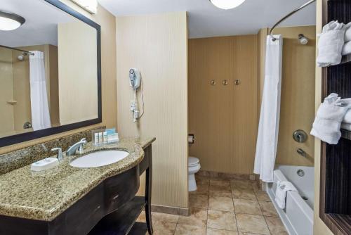 Hampton Inn & Suites by Hilton Banning-Beaumont Room Type - King Room with Sofa Bed and Study - Non-Smoking