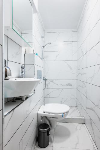 Chic Central 1BD Apartment with Private Patio by Flat Mаnager, Sofia (Foto 5)