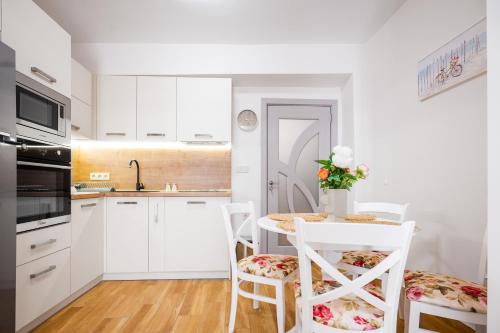 Chic Central 1BD Apartment with Private Patio by Flat Mаnager, Sofia (Foto 7)