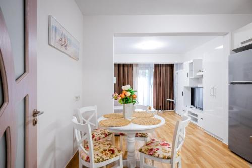 Chic Central 1BD Apartment with Private Patio by Flat Mаnager, Sofia (Foto 9)