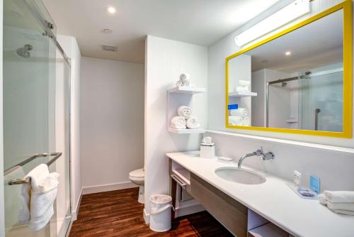 Hampton Inn & Suites Boston/Waltham - image 11