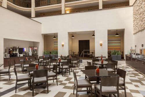 Embassy Suites Baton Rouge - image 10