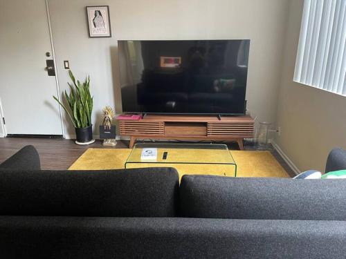 Cute and cozy apartment in WeHo.