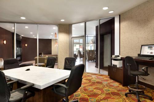 Embassy Suites Los Angeles Glendale - image 10