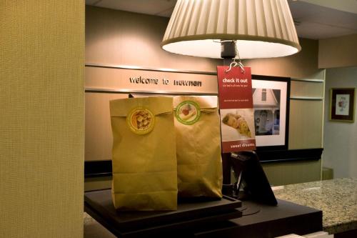 Hampton Inn Atlanta-Newnan - image 13