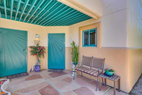 Scenic Tucson Vacation Rental with Patio and Grill! near พิพิธภัณฑ์สัตว์ป่านานาชาติ