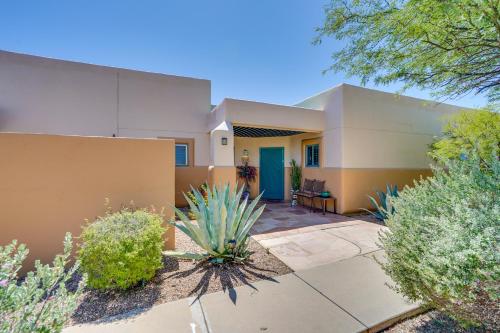 Scenic Tucson Vacation Rental with Patio and Grill! near พิพิธภัณฑ์สัตว์ป่านานาชาติ