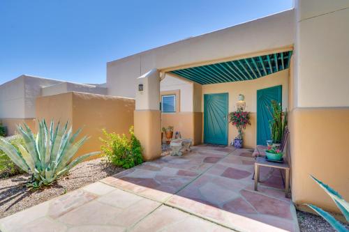 Scenic Tucson Vacation Rental with Patio and Grill! near พิพิธภัณฑ์สัตว์ป่านานาชาติ