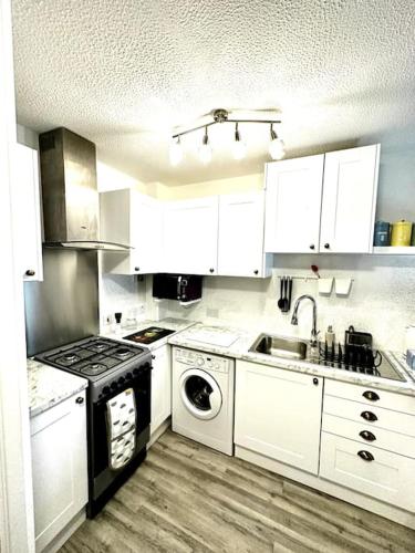NKN Cosy maisonette Dartford station free parking - image 14
