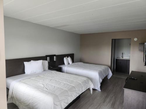 2 queen beds