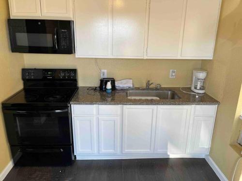 . Lovely 1 bed unit in center of Sealy, walk to shop