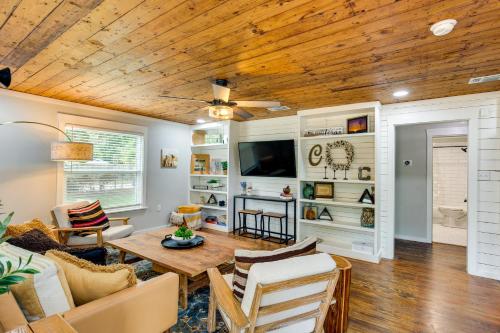 . Lindale Vacation Rental with Deck and Grill!