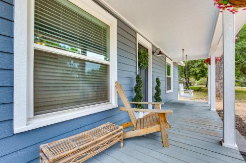 Lindale Vacation Rental with Deck and Grill!