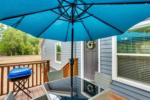 Lindale Vacation Rental with Deck and Grill!