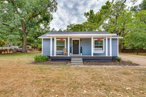 Lindale Vacation Rental with Deck and Grill! in ลินเดล (TX)