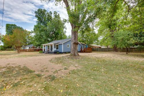 Lindale Vacation Rental with Deck and Grill!