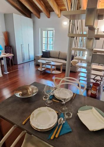 CASA DI GIULIA con soggiorno e cucina, camera matrimoniale con tetto a vista e grande parco circostante