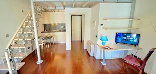  CASA DI GIULIA con soggiorno e cucina, camera matrimoniale con tetto a vista e grande parco circostante in Serravalle dʼAsti