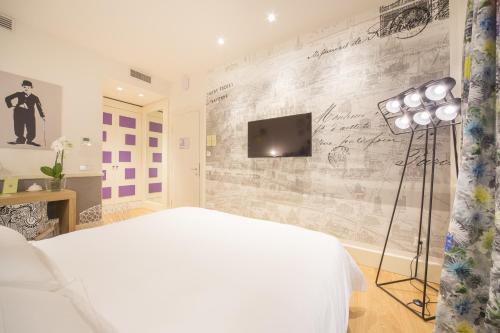 Deluxe Double or Twin Room image 8