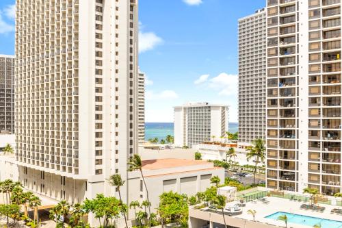 Unwind in Style, Waikiki Sunset Condo with Free Parking