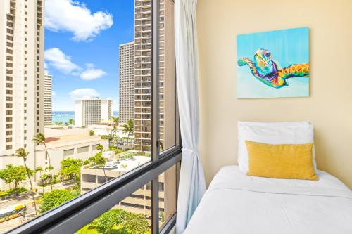 Unwind in Style, Waikiki Sunset Condo with Free Parking