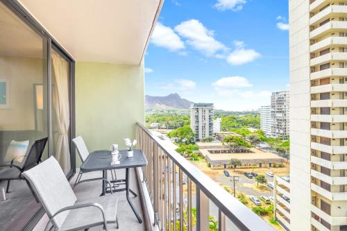 Unwind in Style, Waikiki Sunset Condo with Free Parking