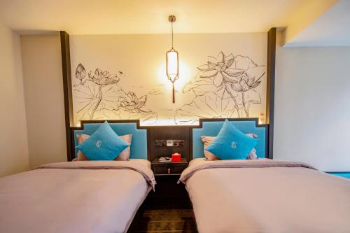 2 twin beds