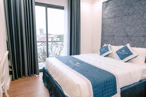 Deluxe Double Room with Balcony image 9